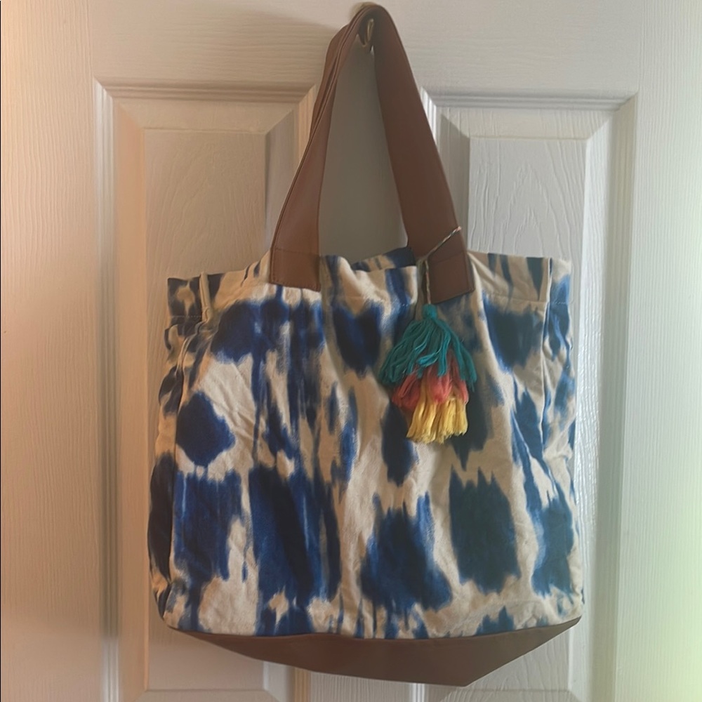 EUC Lu + Elle Blue and Creme Canvas Tie-Dye Tote Bag